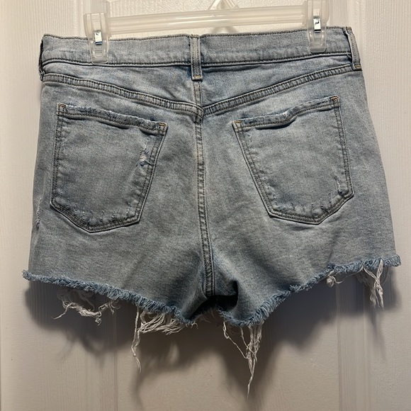 Old Navy Boyfriend Mid Rise Jean Shorts - Picture 3 of 5